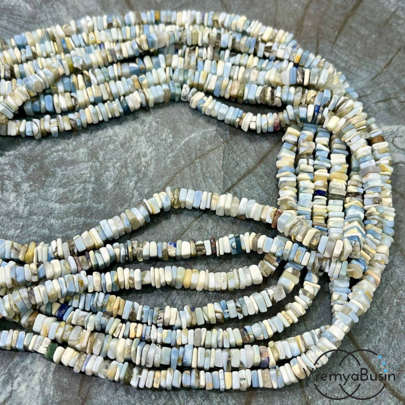 Опал голубой, бусины чипсы квадратные, ок. 5 мм (нить, ок. 40 см.) 