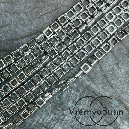 Гематит квадрат, внеш.д. 8 мм / внутр.д. 4 мм, цв. серебро (1/2 нити, ок. 19  шт.)