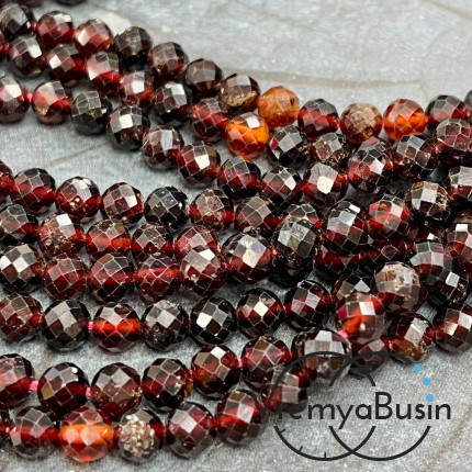 Гранат, шарик 6 мм с ювелирной огранкой (1/2 нити, ок. 32 шт.)