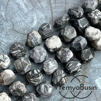 Яшма, крупные граненые бусины ок. 20х20х12 мм (нить, 18 шт.)