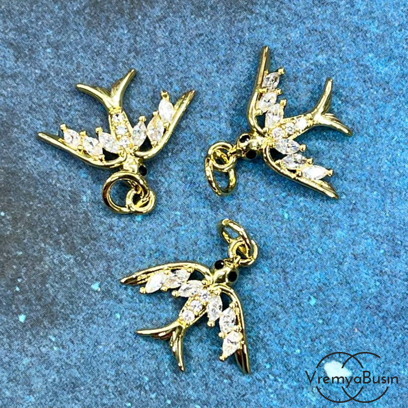 Подвеска с фианитами "Ласточка", 15х17 мм, латунь с позолотой (1 шт.)