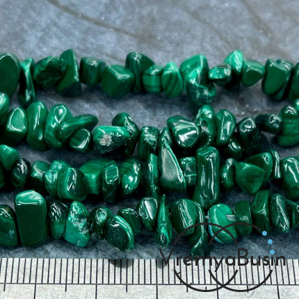 Крошка каменная. Малахит натур. (нить, ок. 40 см.)