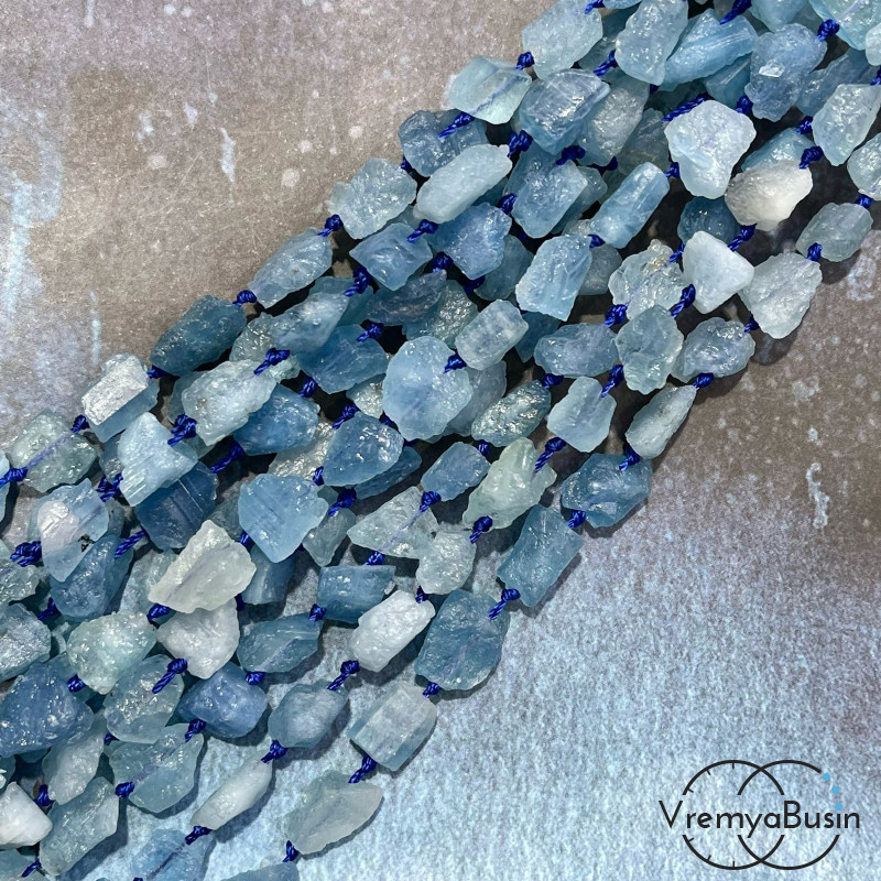 Аквамарин, мелкие кусочки необработанного камня (нить, ок.  30    шт.)