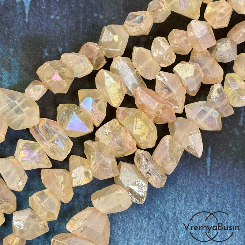 Кварц тонир. матовый, галтовка «кристалл» свободной огранки (1/2 нити, ок. 18 шт.) Кварц тонир. матовый, галтовка «кристалл» свободной огранки (1/2 нити, ок. 18 шт.)