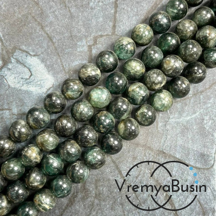 Кианит зеленый, шарик гладкий 8 мм (1/2 нити, ок. 24 шт.)