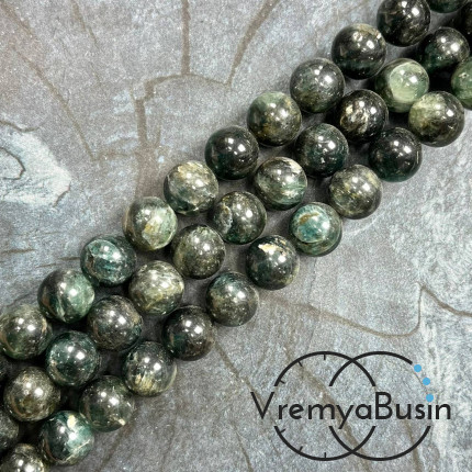 Кианит зеленый, шарик гладкий 10 мм (1/2 нити, ок. 19 шт.)