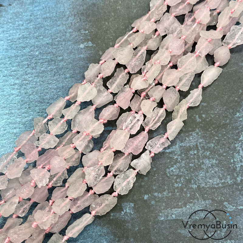 Розовый кварц, мелкие кусочки необработанного камня (нить, ок.  36    шт.)