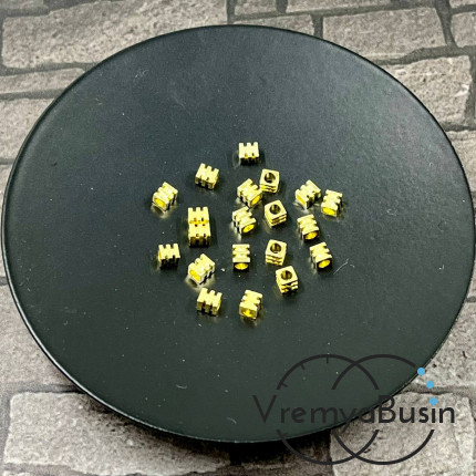 Бусины разделители, кубики 2.5х2 мм, латунь с позолотой (10 шт.)