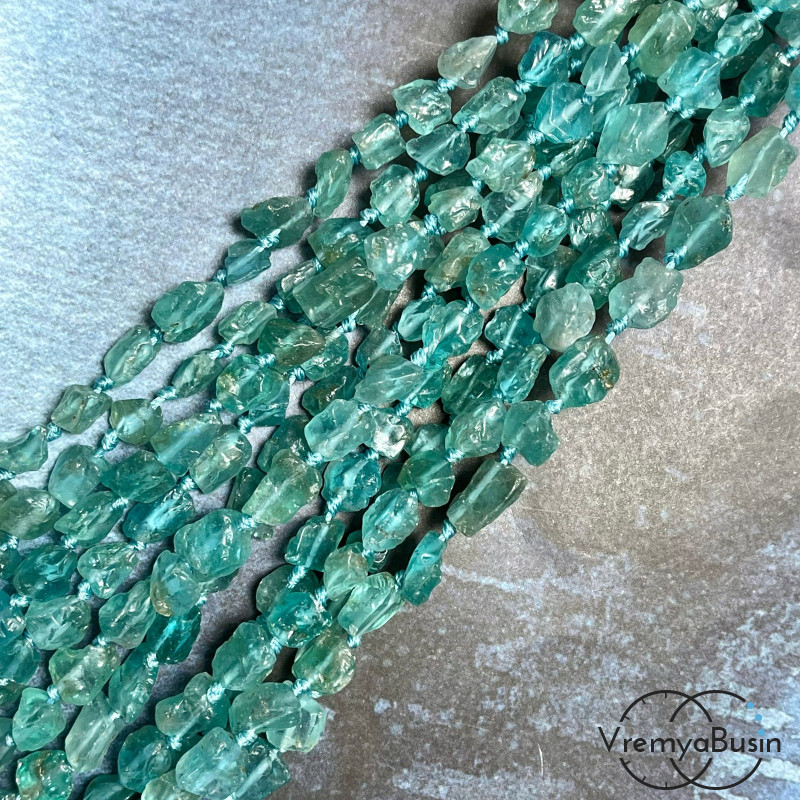 Апатит, мелкие кусочки необработанного камня (нить, ок.  38    шт.)