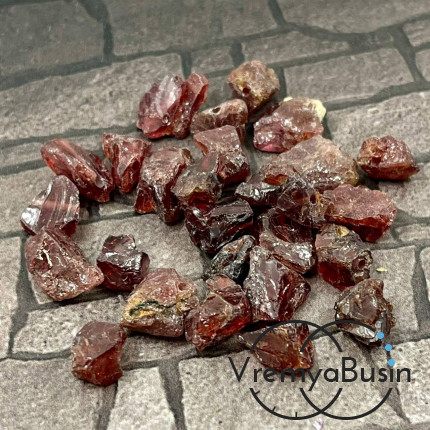 Гранат натур., мелкий необработ. кусочек, ок. 8-10 мм (1 шт.)