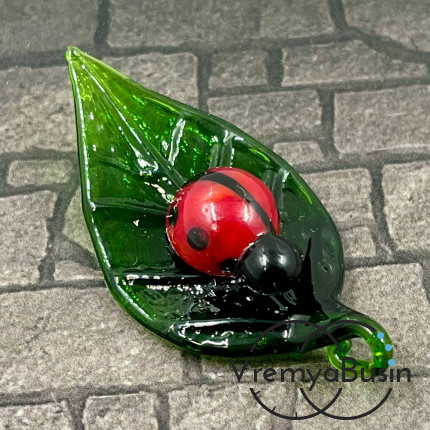 Подвеска из муранского стекла «Лист с божьей коровкой», ок. 50х25х12 мм (1 шт.)