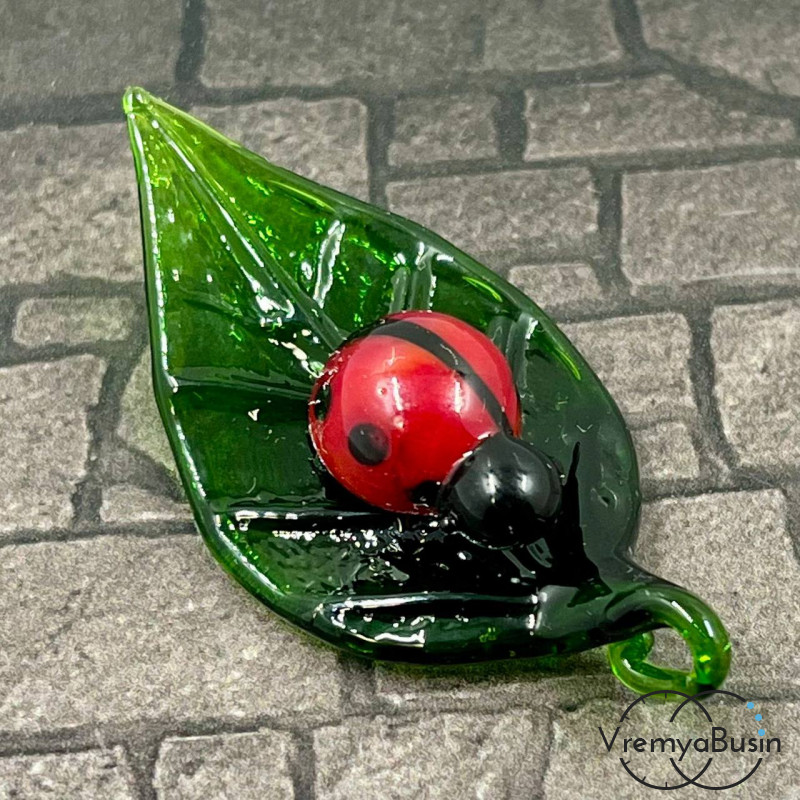 Подвеска из муранского стекла «Лист с божьей коровкой», ок. 50х25х12 мм (1 шт.)