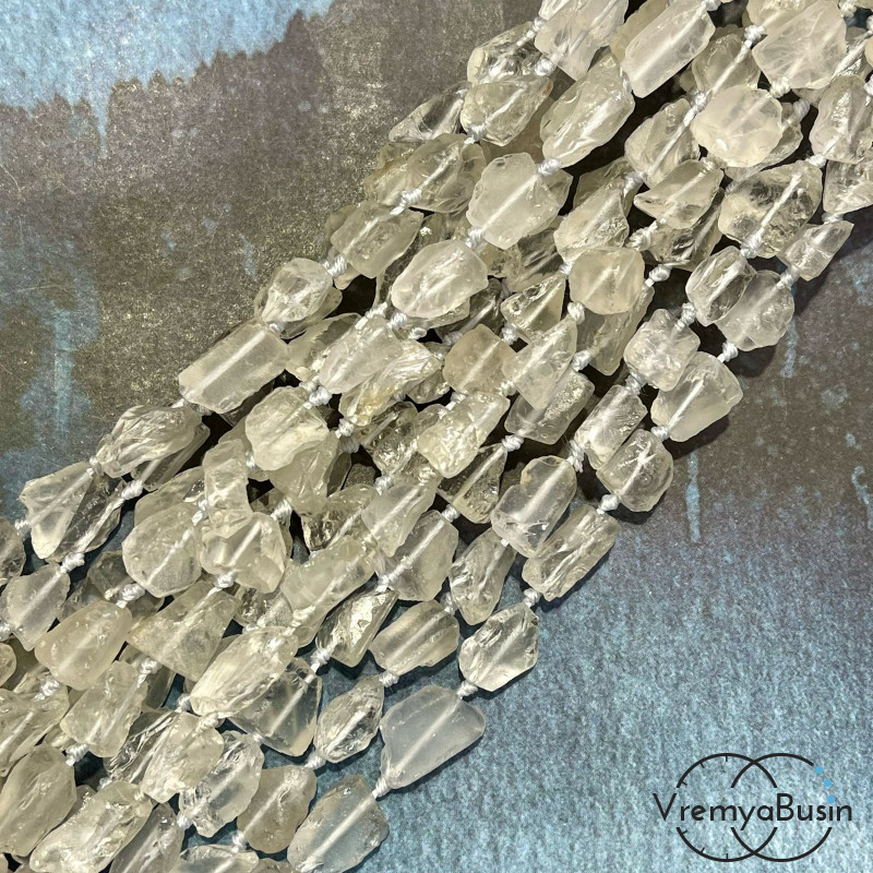 Горный хрусталь, мелкие кусочки необработанного камня (нить, ок.   32   шт.)