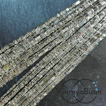 Гематит, чипс шестигранник 1х4 мм, цв.  СВЕТЛОЕ СЕРЕБРО (1/2 нити, ок. 160 шт.)