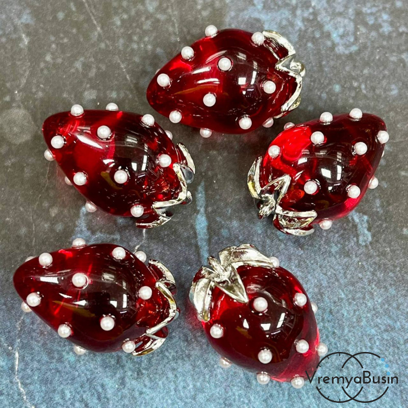 Подвеска из смолы с жемчужинками «Клубничка», ок. 16х24 мм, латунь с родиевым покрытием, цв.  красный (1 шт.)’