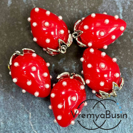 Подвеска из смолы с жемчужинками «Клубничка», ок. 16х24 мм, латунь с родиевым покрытием, цв. красный   (1 шт.)’