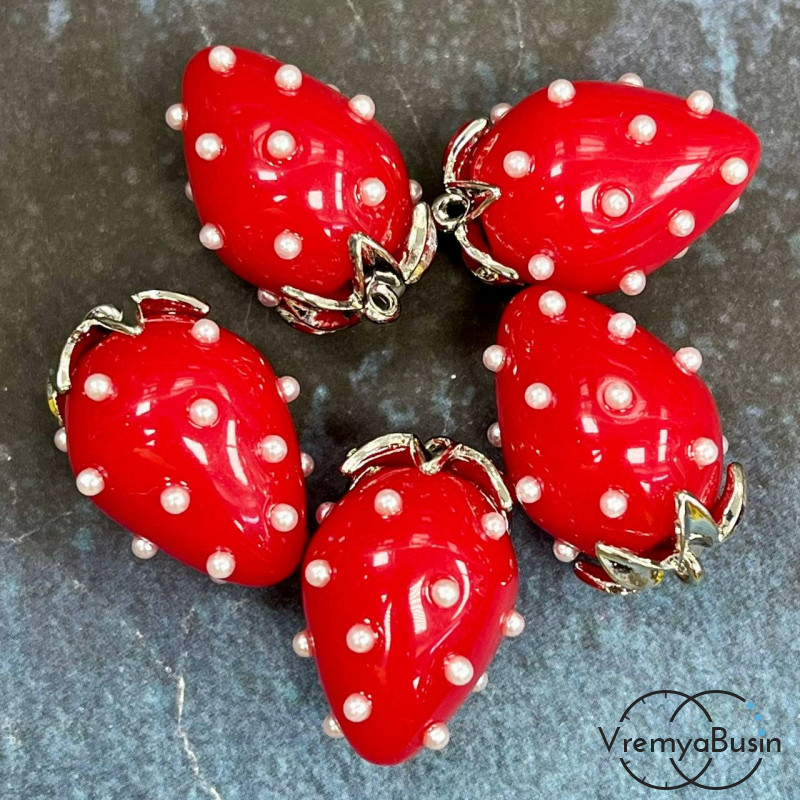 Подвеска из смолы с жемчужинками «Клубничка», ок. 16х24 мм, латунь с родиевым покрытием, цв. красный   (1 шт.)’