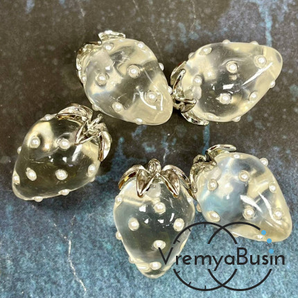 Подвеска из смолы с жемчужинками «Клубничка», ок. 16х24 мм, латунь с родиевым покрытием, цв.  прозрачный (1 шт.)’