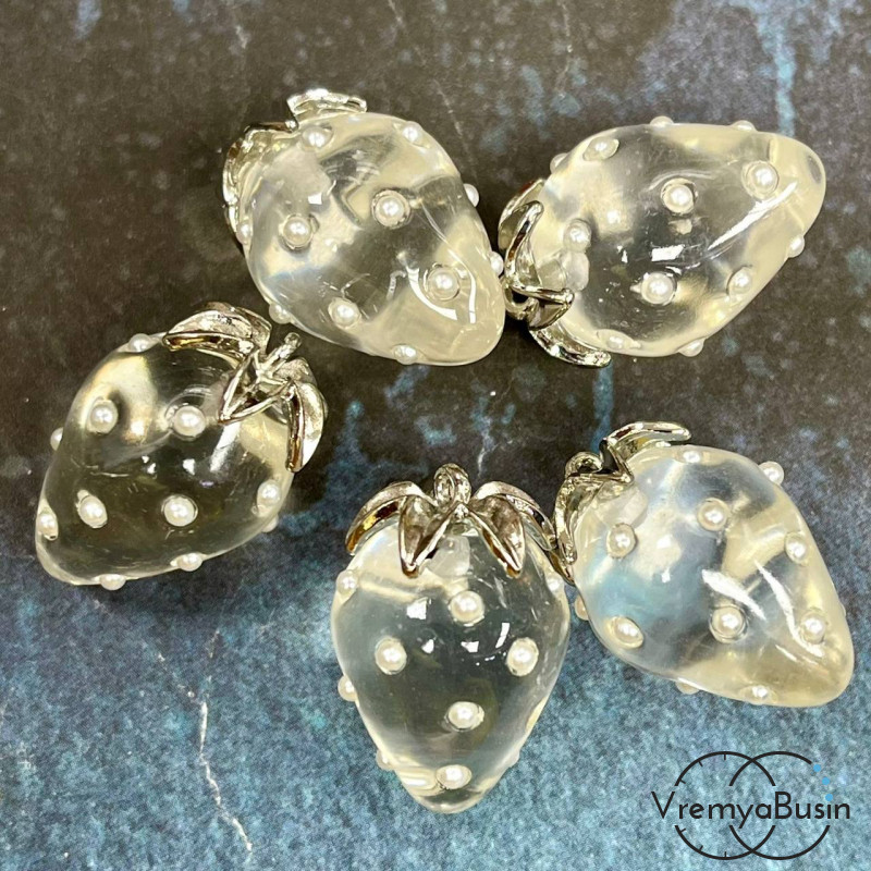 Подвеска из смолы с жемчужинками «Клубничка», ок. 16х24 мм, латунь с родиевым покрытием, цв.  прозрачный (1 шт.)’