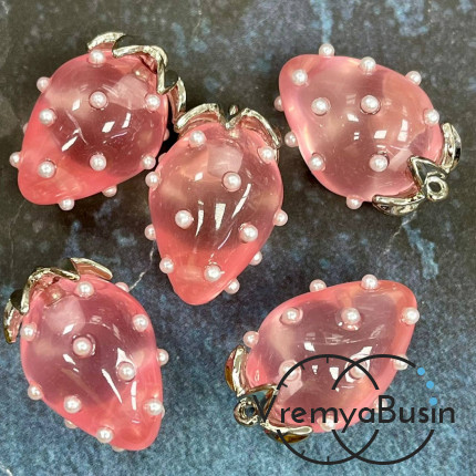 Подвеска из смолы с жемчужинками «Клубничка», ок. 16х24 мм, латунь с родиевым покрытием, цв. розовый  (1 шт.)’