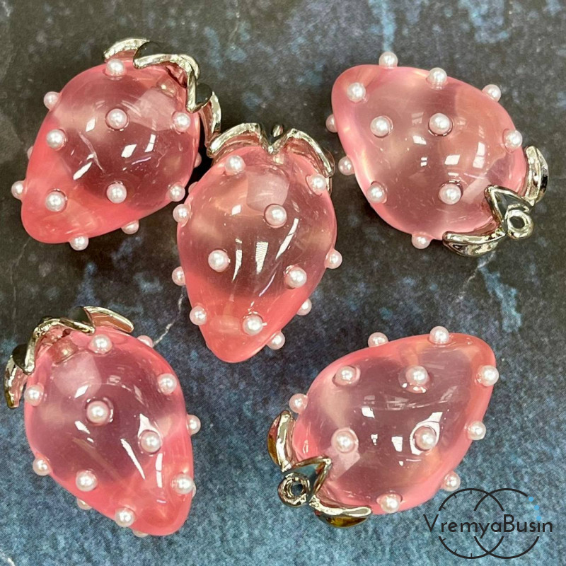 Подвеска из смолы с жемчужинками «Клубничка», ок. 16х24 мм, латунь с родиевым покрытием, цв. розовый  (1 шт.)’