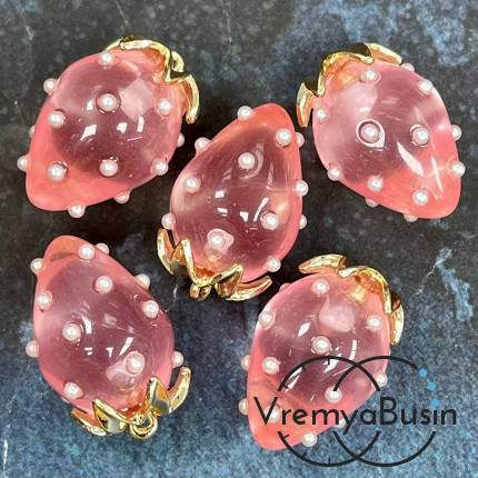 Подвеска из смолы с жемчужинками «Клубничка», ок. 16х24 мм, латунь с позолотой, цв. розовый  (1 шт.)’