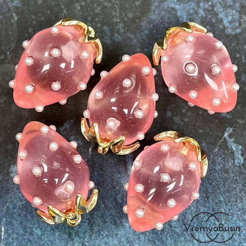 Подвеска из смолы с жемчужинками «Клубничка», ок. 16х24 мм, латунь с позолотой, цв. розовый  (1 шт.)’