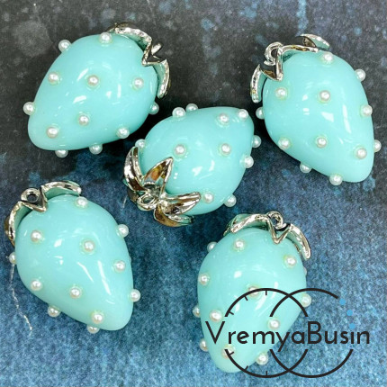 Подвеска из смолы с жемчужинками «Клубничка», ок. 16х24 мм, латунь с родиевым покрытием, цв. голубой  (1 шт.)’