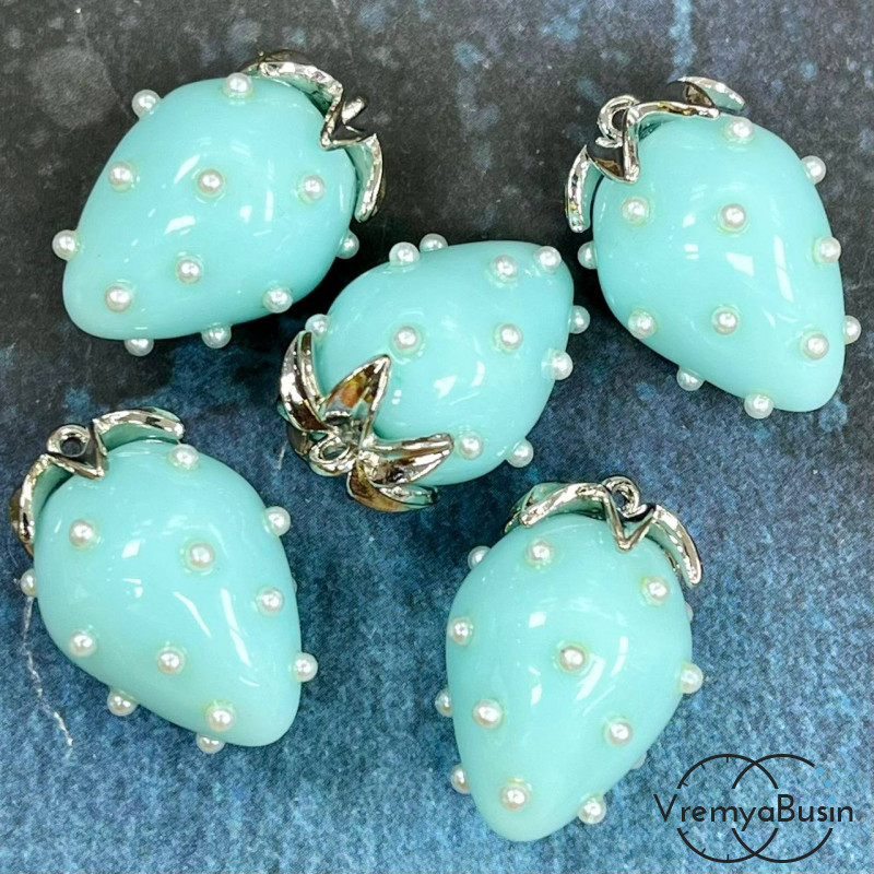 Подвеска из смолы с жемчужинками «Клубничка», ок. 16х24 мм, латунь с родиевым покрытием, цв. голубой  (1 шт.)’