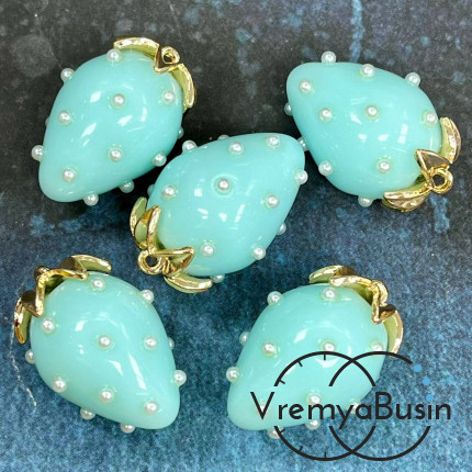 Подвеска из смолы с жемчужинками «Клубничка», ок. 16х24 мм, латунь с позолотой, цв. голубой (1 шт.)’