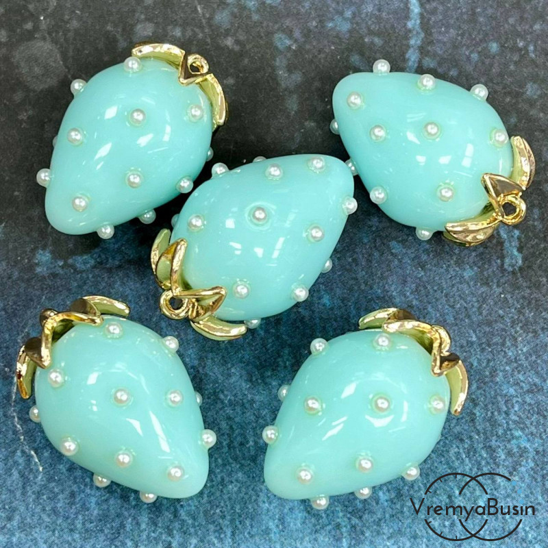 Подвеска из смолы с жемчужинками «Клубничка», ок. 16х24 мм, латунь с позолотой, цв. голубой (1 шт.)’