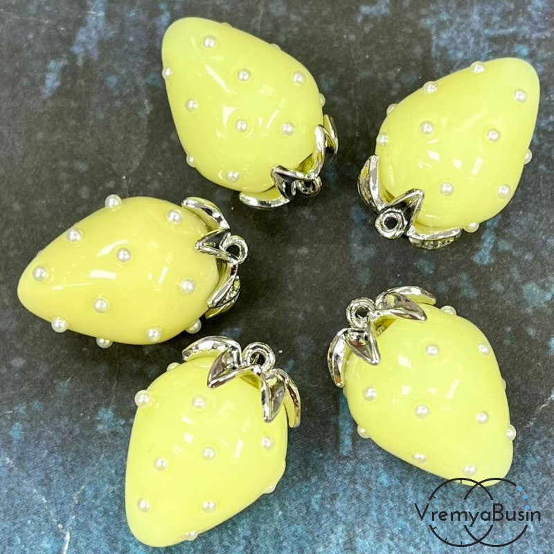 Подвеска из смолы с жемчужинками «Клубничка», ок. 16х24 мм, латунь с родиевым покрытием, цв.  лимонный (1 шт.)’