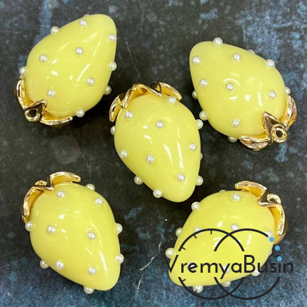 Подвеска из смолы с жемчужинками «Клубничка», ок. 16х24 мм, латунь с позолотой, цв. лимонный (1 шт.)’