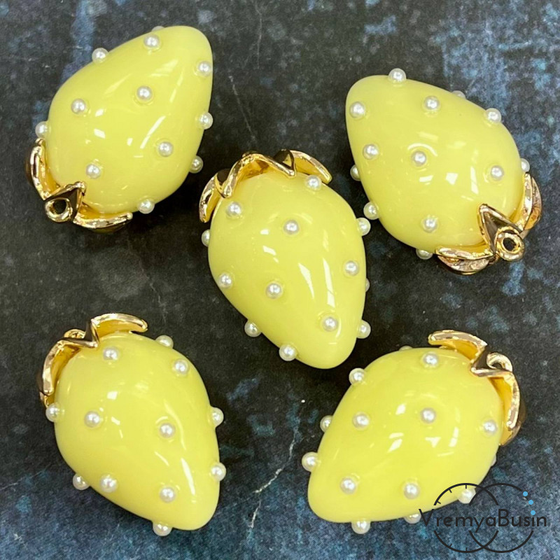 Подвеска из смолы с жемчужинками «Клубничка», ок. 16х24 мм, латунь с позолотой, цв. лимонный (1 шт.)’