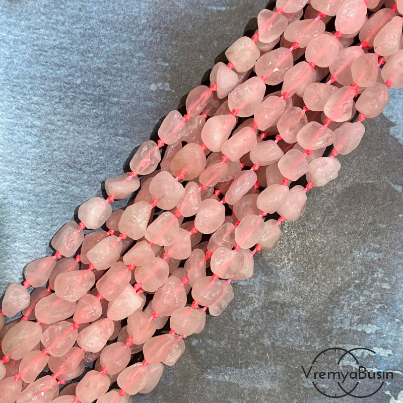 Розовый кварц, мелкие кусочки необработанного камня (нить, ок.  35    шт.)