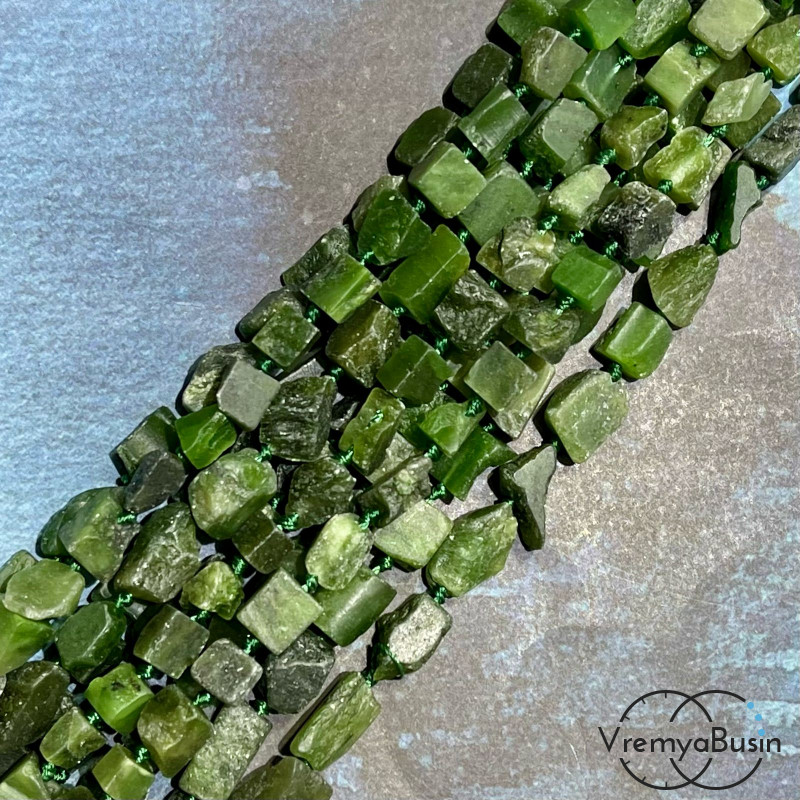 Нефрит, мелкие кусочки необработанного камня (нить, ок.   35   шт.)