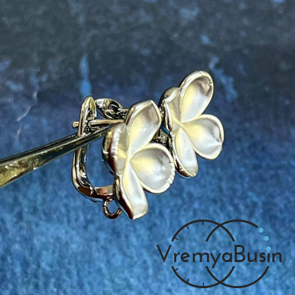 Швензы с эмалью "Цветок" с английским замком, 17х16 мм, латунь с родиевым покрытием (1 пара)