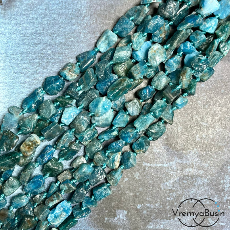 Апатит, мелкие кусочки необработанного камня (нить, ок.   32   шт.)