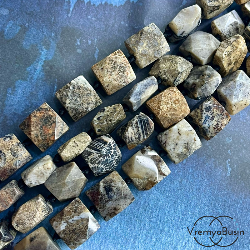 Коралл натур. окаменелый,  квадратные бусины с гранями, ок. 18х18х12 мм (нить, ок. 20   шт.)