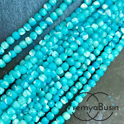 Перламутр натур., кубик граненый ок. 4.5 мм, цв.  бирюзовый   (1/2 нити, ок. 42 шт.)