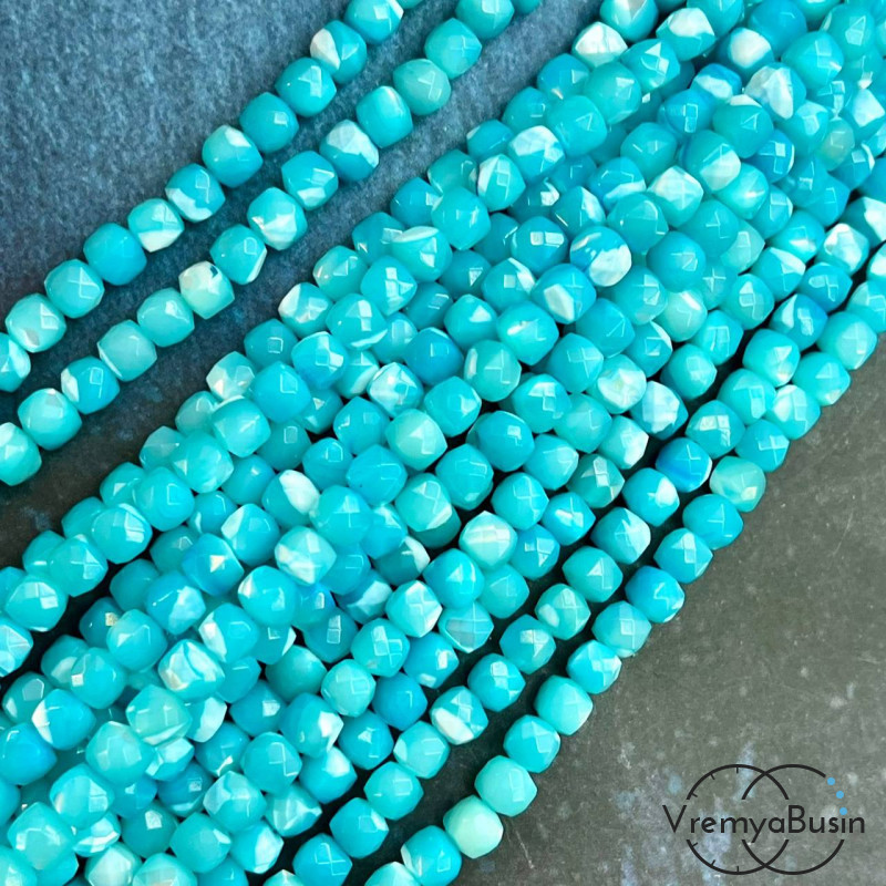 Перламутр натур., кубик граненый ок. 4.5 мм, цв.  бирюзовый   (1/2 нити, ок. 42 шт.)