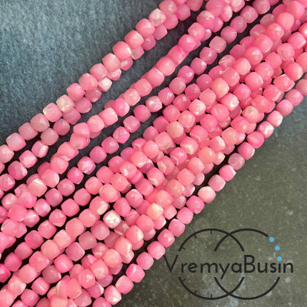 Перламутр натур., кубик граненый ок. 4.5 мм, цв. розовый    (1/2 нити, ок. 42 шт.)