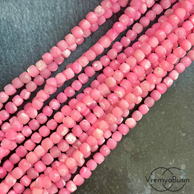 Перламутр натур., кубик граненый ок. 4.5 мм, цв. розовый    (1/2 нити, ок. 42 шт.)