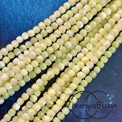 Перламутр натур., кубик граненый ок. 4.5 мм, цв.   лимонный  (1/2 нити, ок. 42 шт.)