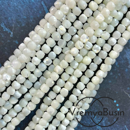 Перламутр натур., кубик граненый ок. 4.5 мм, цв.  белый  (1/2 нити, ок. 42 шт.)
