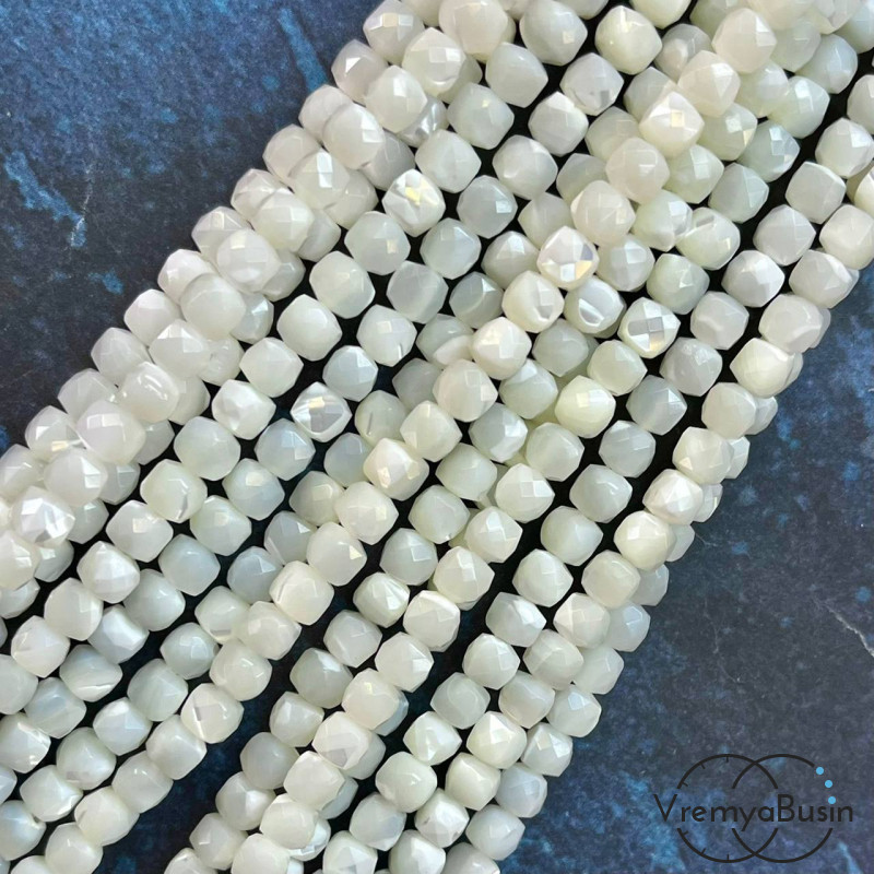 Перламутр натур., кубик граненый ок. 4.5 мм, цв.  белый  (1/2 нити, ок. 42 шт.)