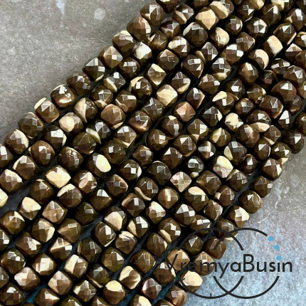 Перламутр натур., кубик граненый ок. 4.5 мм, цв.   шоколадный  (1/2 нити, ок. 42 шт.)