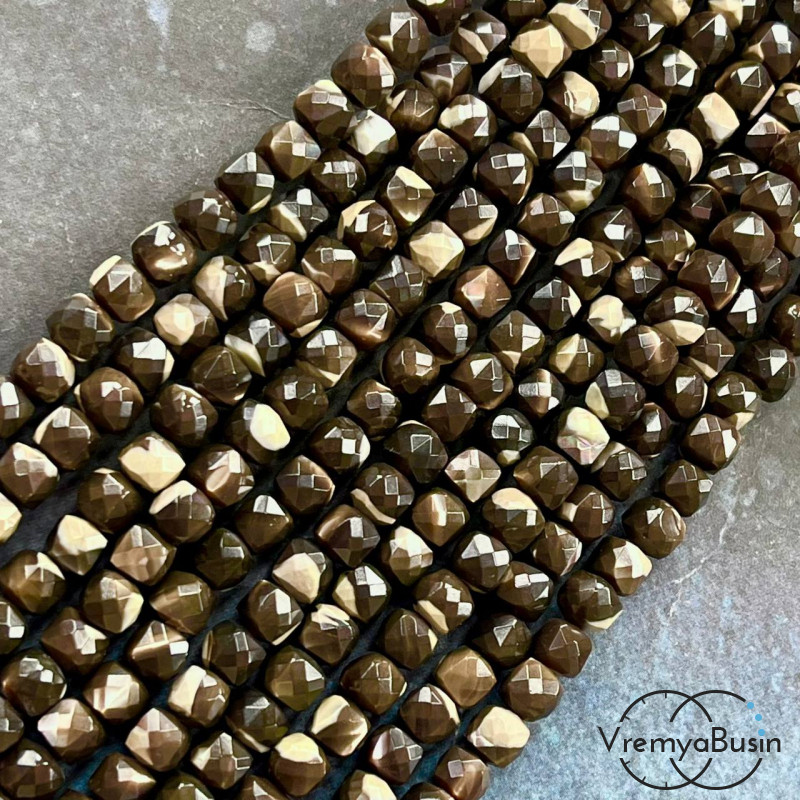 Перламутр натур., кубик граненый ок. 4.5 мм, цв.   шоколадный  (1/2 нити, ок. 42 шт.)