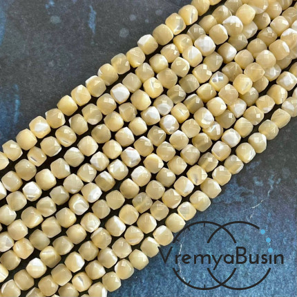 Перламутр натур., кубик граненый ок. 4.5 мм, цв. бежевый   (1/2 нити, ок. 42 шт.)