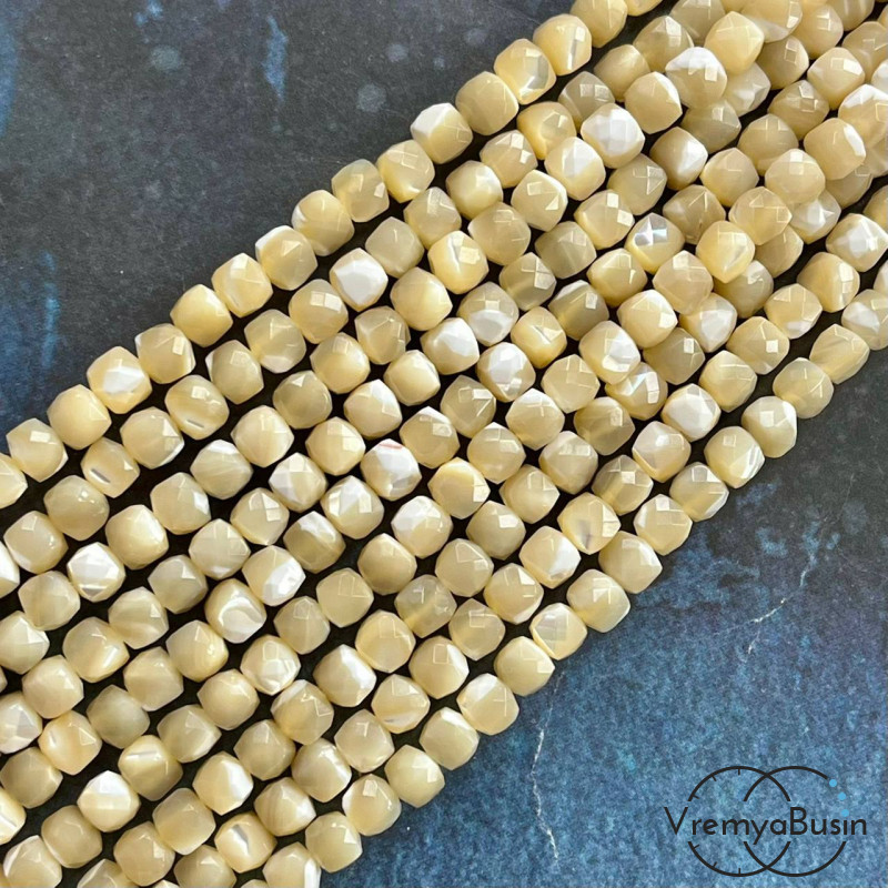 Перламутр натур., кубик граненый ок. 4.5 мм, цв. бежевый   (1/2 нити, ок. 42 шт.)